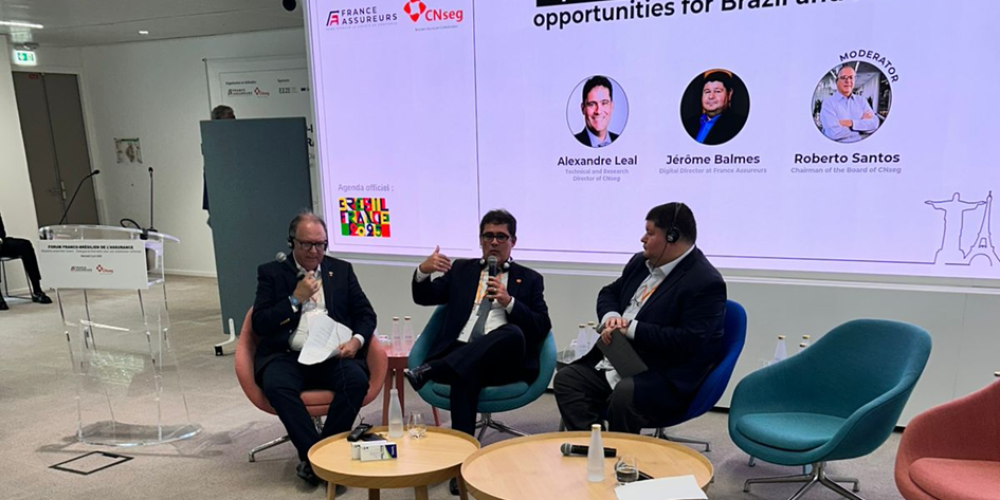 Roberto Santos, Alexandre Leal e Jérôme Balmes, no Fórum de Seguros França-Brasil